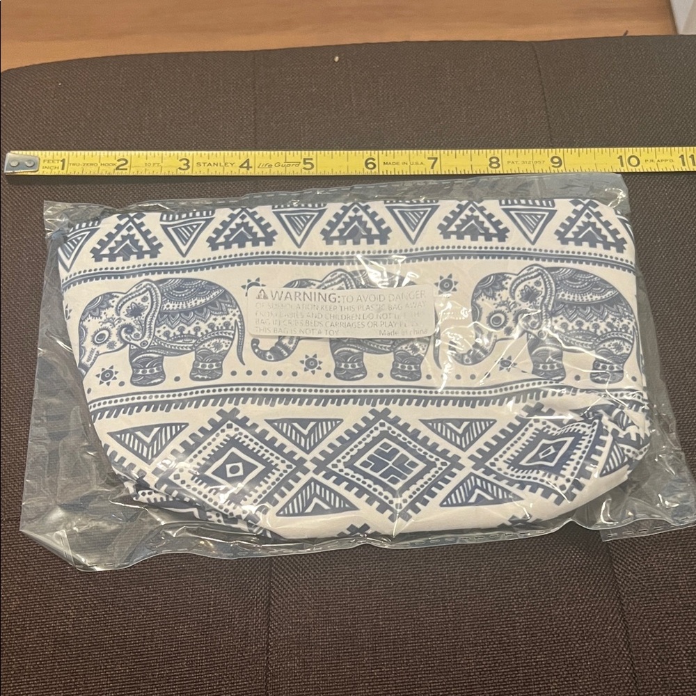 #1089+Blue and White Elephant Print Pouch - Picture 3 of 4